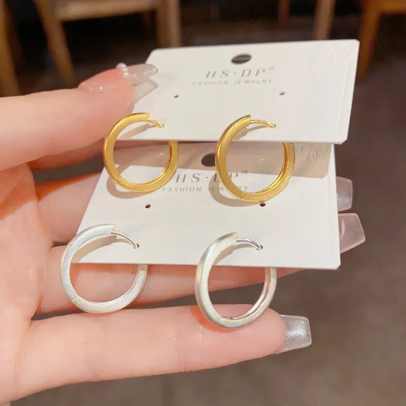 Women's simple geometric round ear clip with gold or silver plating on copper base