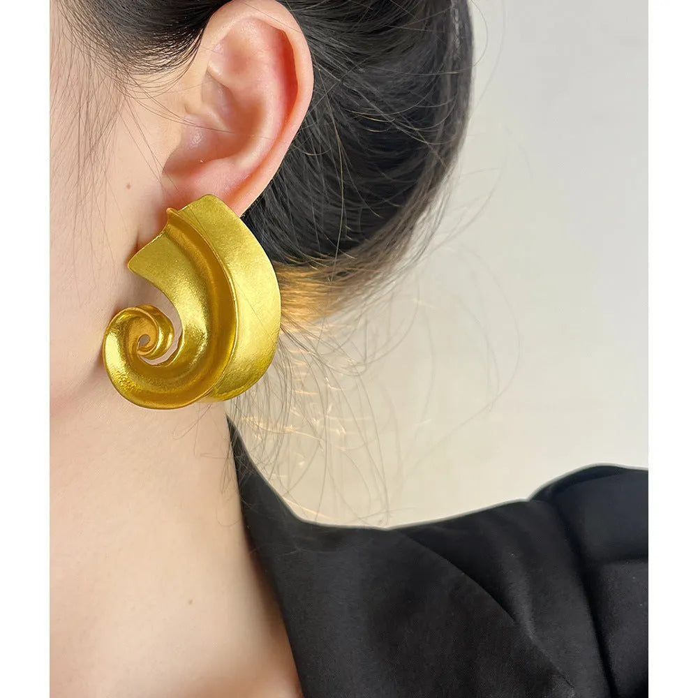 Geometric retro design ear studs with gold or silver finish, 5cm size