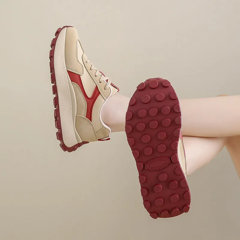 Women's low-top lace-up platform running shoe in card black with a rubber sole.