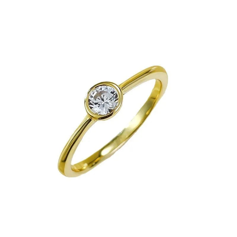Minimalist crown-shaped silver ring with linear design in electroplated gold or platinum finish