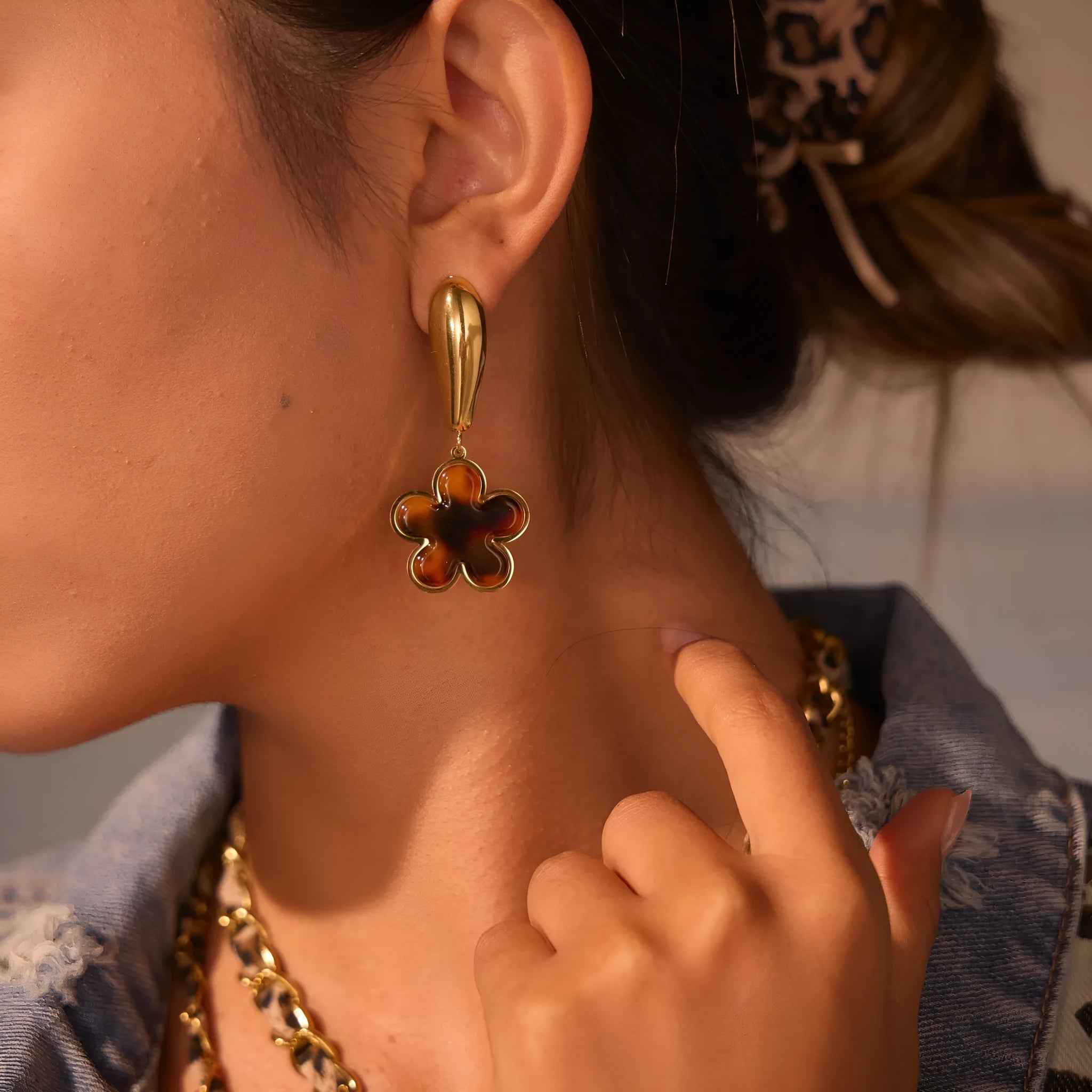 Gold-plated women's earrings with tortoiseshell resin hawksbill colour in heart and floral geometric designs