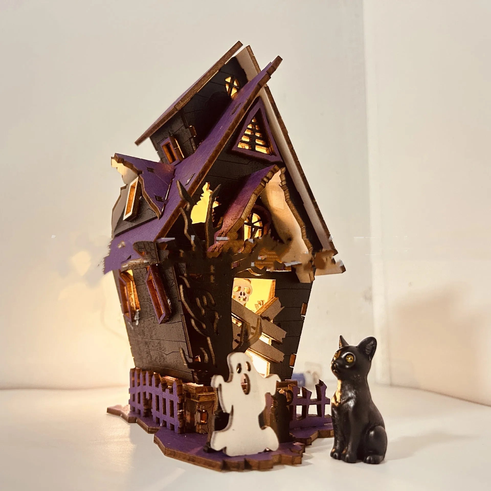 Wooden haunted house Halloween table decoration with glowing luminous effect, measures 14x10.5x19cm