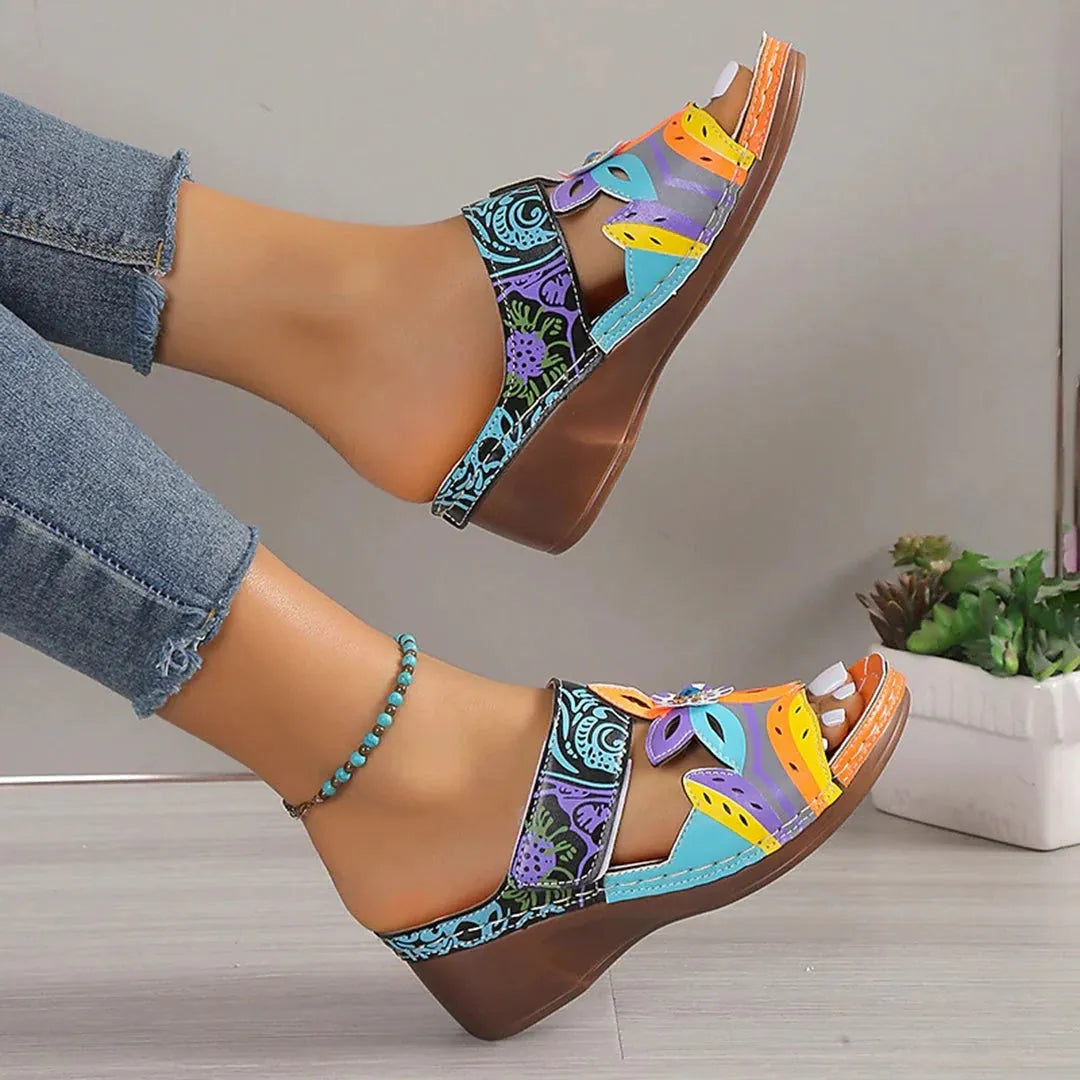 Coloured ethnic totem slippers in cowhide with round toe and rubber sole