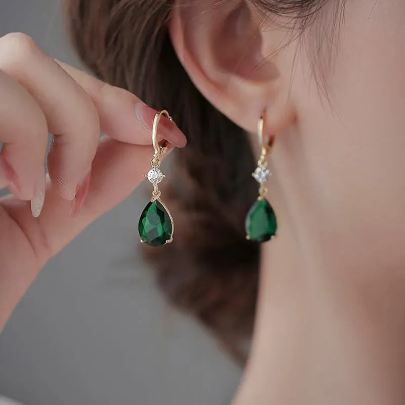 Emerald green geometric teardrop alloy earrings with contemporary drop design