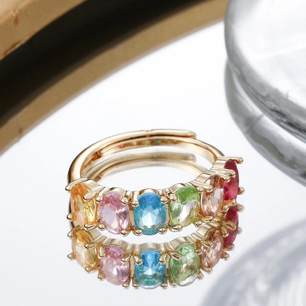 Women's gold-coloured adjustable zircon ring with simple retro design on finger