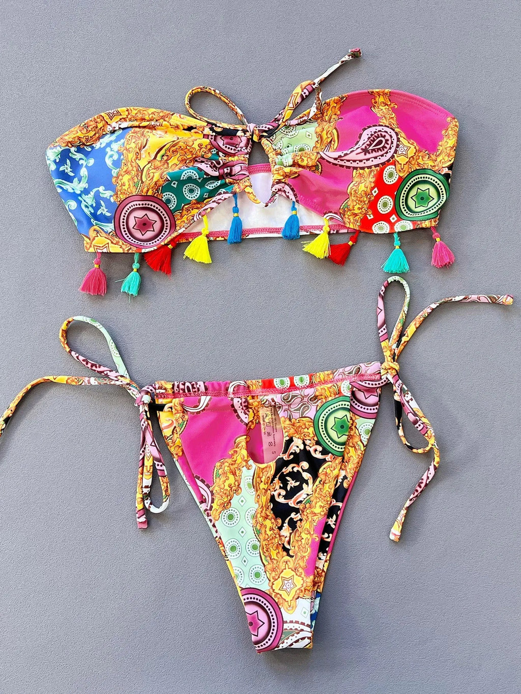 Women's printing pattern separated tube top bikini set on a white background.