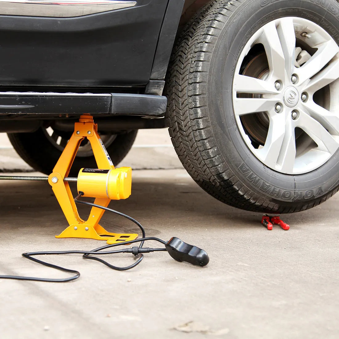 Vehicle-mounted electric hydraulic jack kit with 2 tonne capacity and hydraulic lifting system