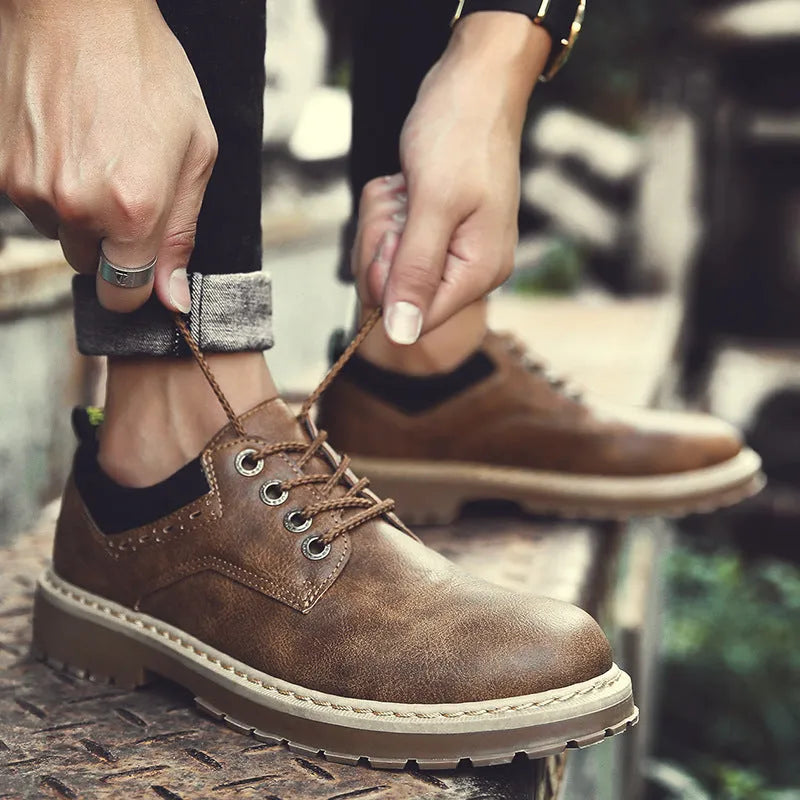 Men's autumn casual shoes with round toe and front tie closure in three colour options