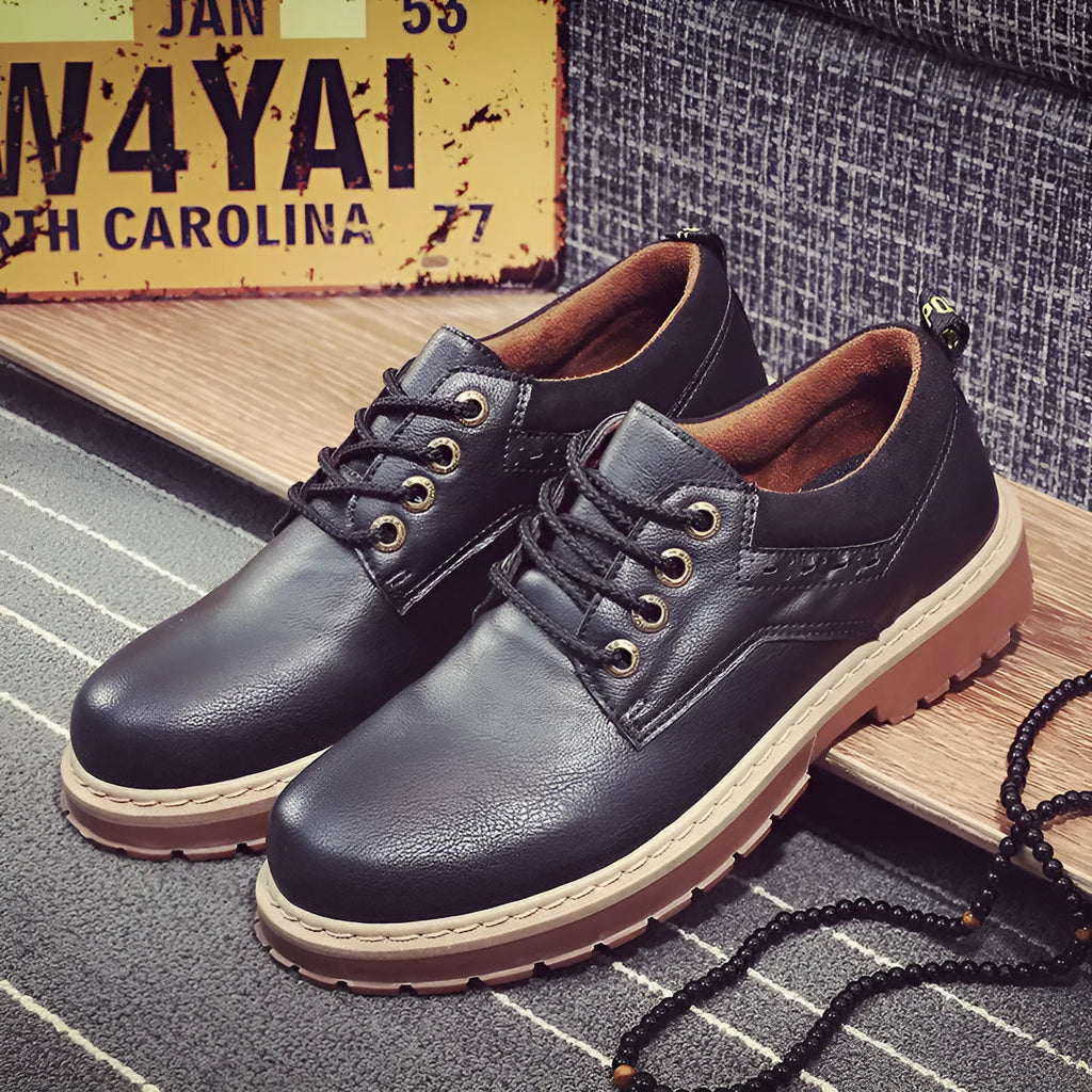 Men's autumn casual shoes with round toe and front tie closure in three colour options