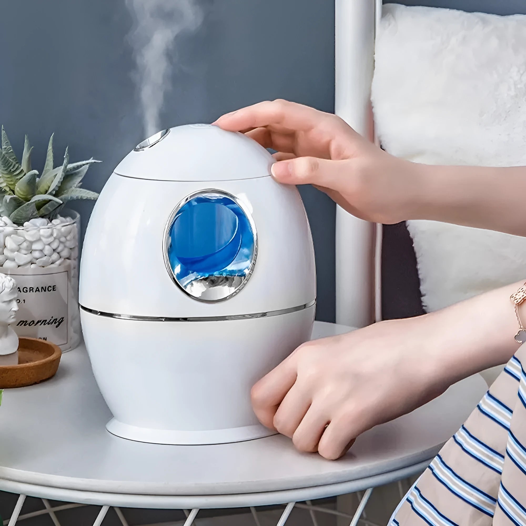 Round white silent USB aromatherapy humidifier with mist spray and 800ml water tank.