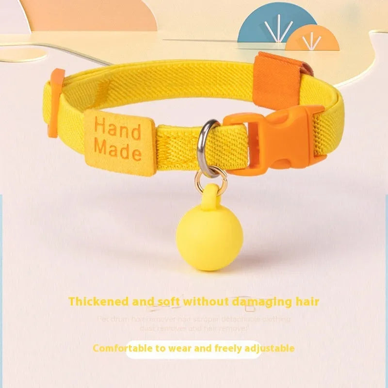 Small dog wearing a solid colour polyester elastic pet collar, adjustable from 22 to 32cm.