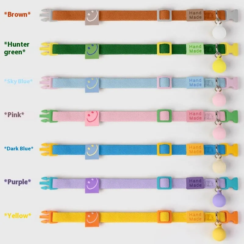 Small dog wearing a solid colour polyester elastic pet collar, adjustable from 22 to 32cm.