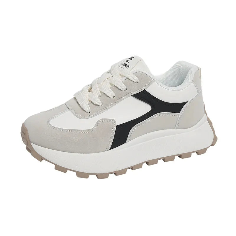 Women's low-top lace-up platform running shoe in card black with a rubber sole.