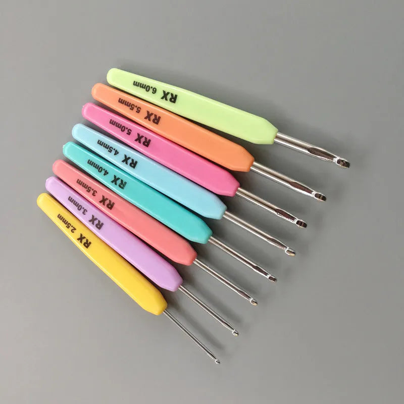 Complete set of 16 crochet hooks in various sizes with thick and thin handles in PU storage bag