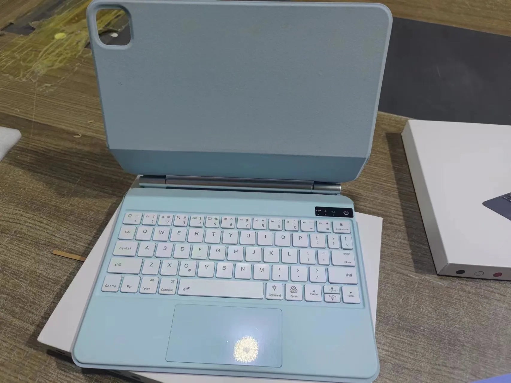 iPad Bluetooth keyboard with magnetic protective cover in multiple colours
