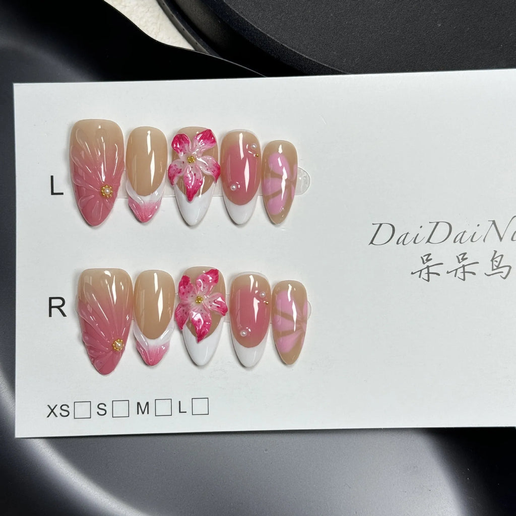 Plastic French-style lily nail art armour pieces in four sizes for dimensional gel manicures