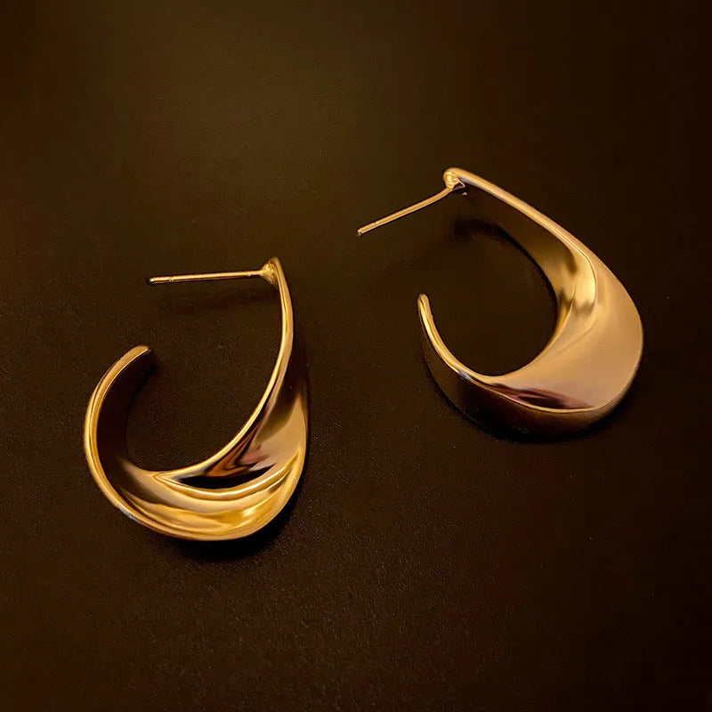 Geometric metal earrings with twisted design in gold or silver finish