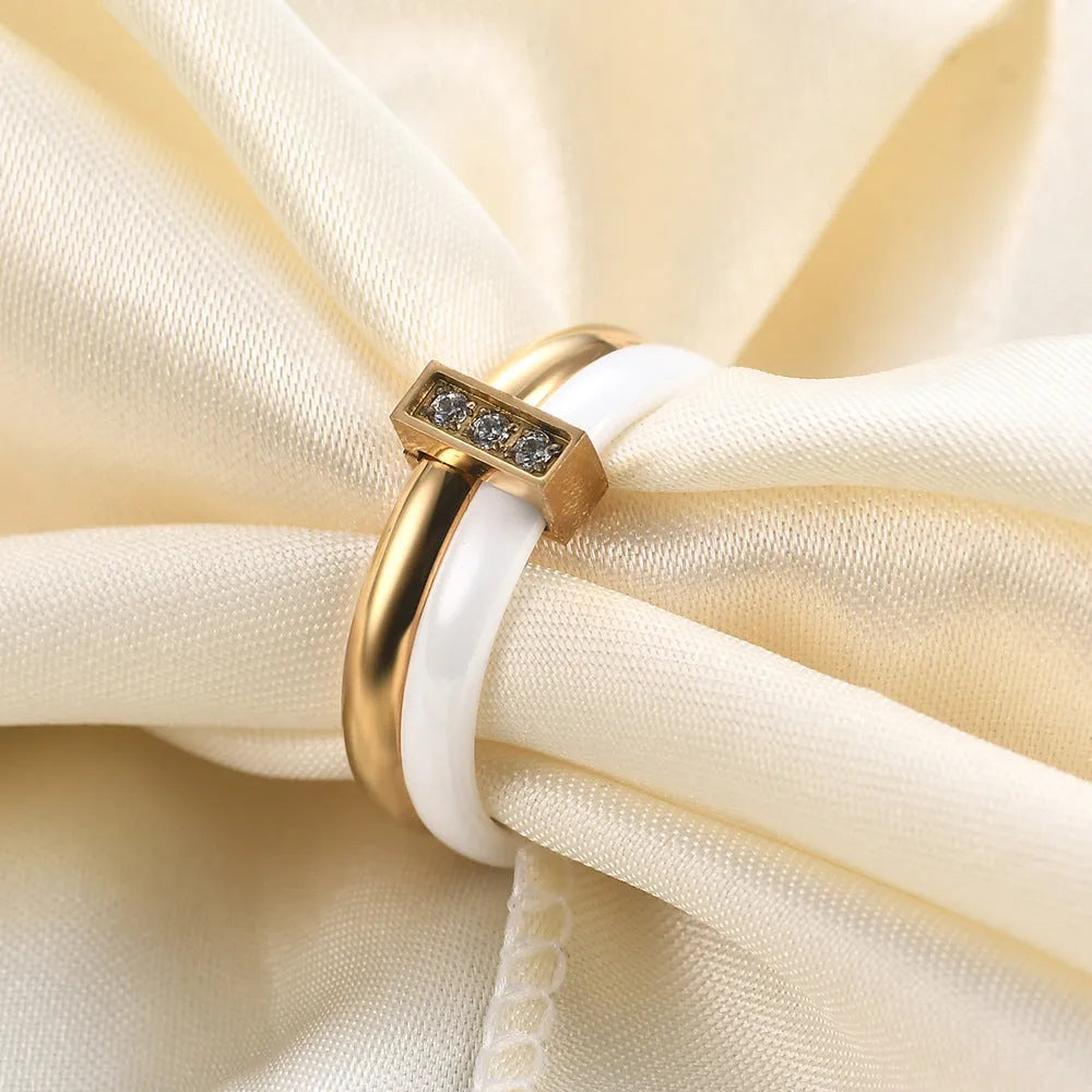 Ceramic ring with glossy stitching and zirconium detail in steel black or gold white finish