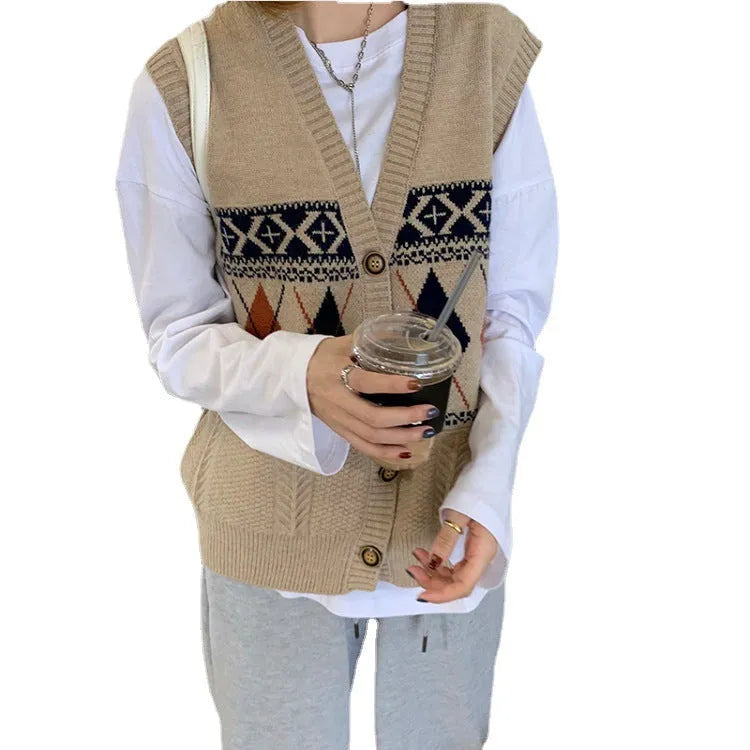 Diamond plaid pattern sleeveless cardigan in loose fit, shown in khaki colour