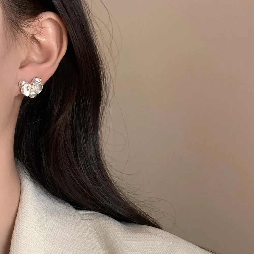 Retro floral fashion earrings with petal details in gold or silver electroplated finish