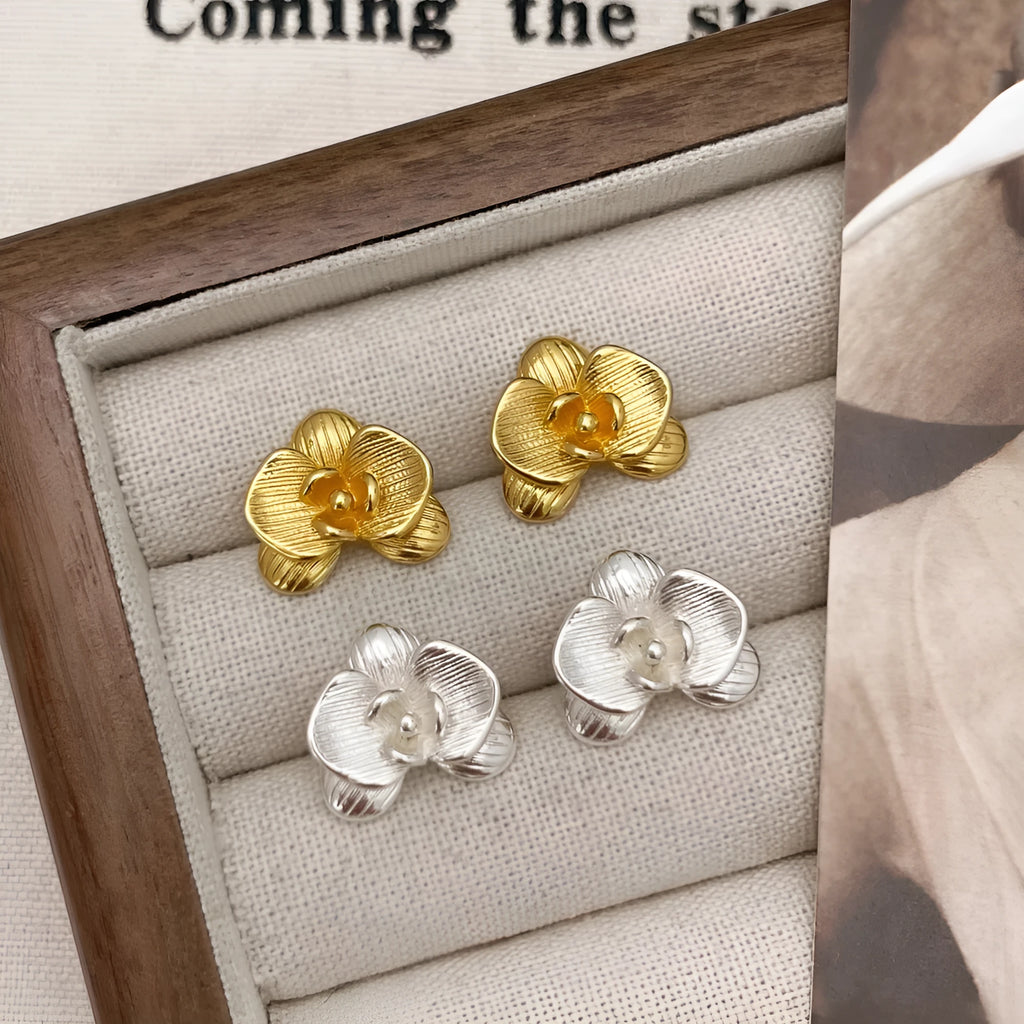 Retro floral fashion earrings with petal details in gold or silver electroplated finish
