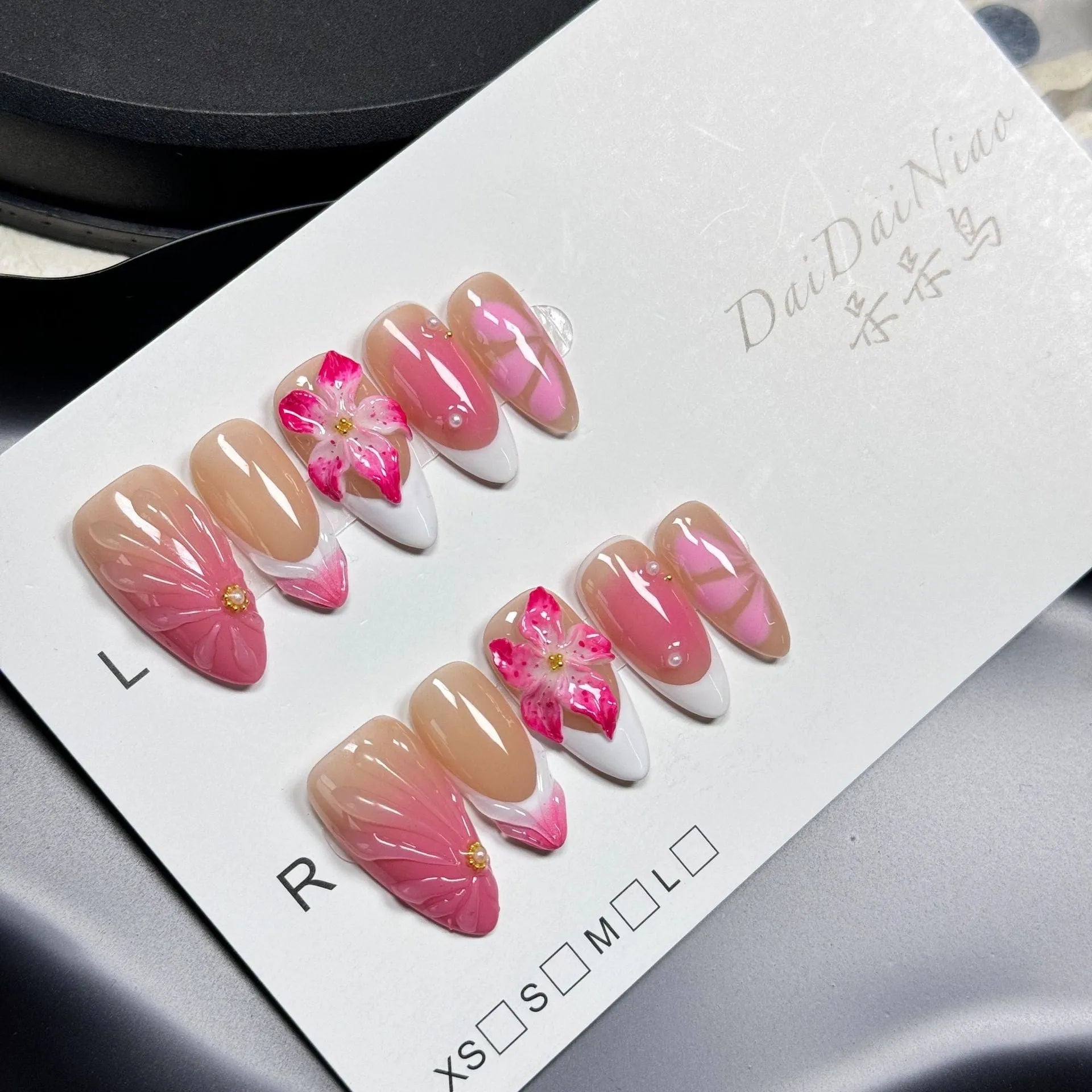 Plastic French-style lily nail art armour pieces in four sizes for dimensional gel manicures