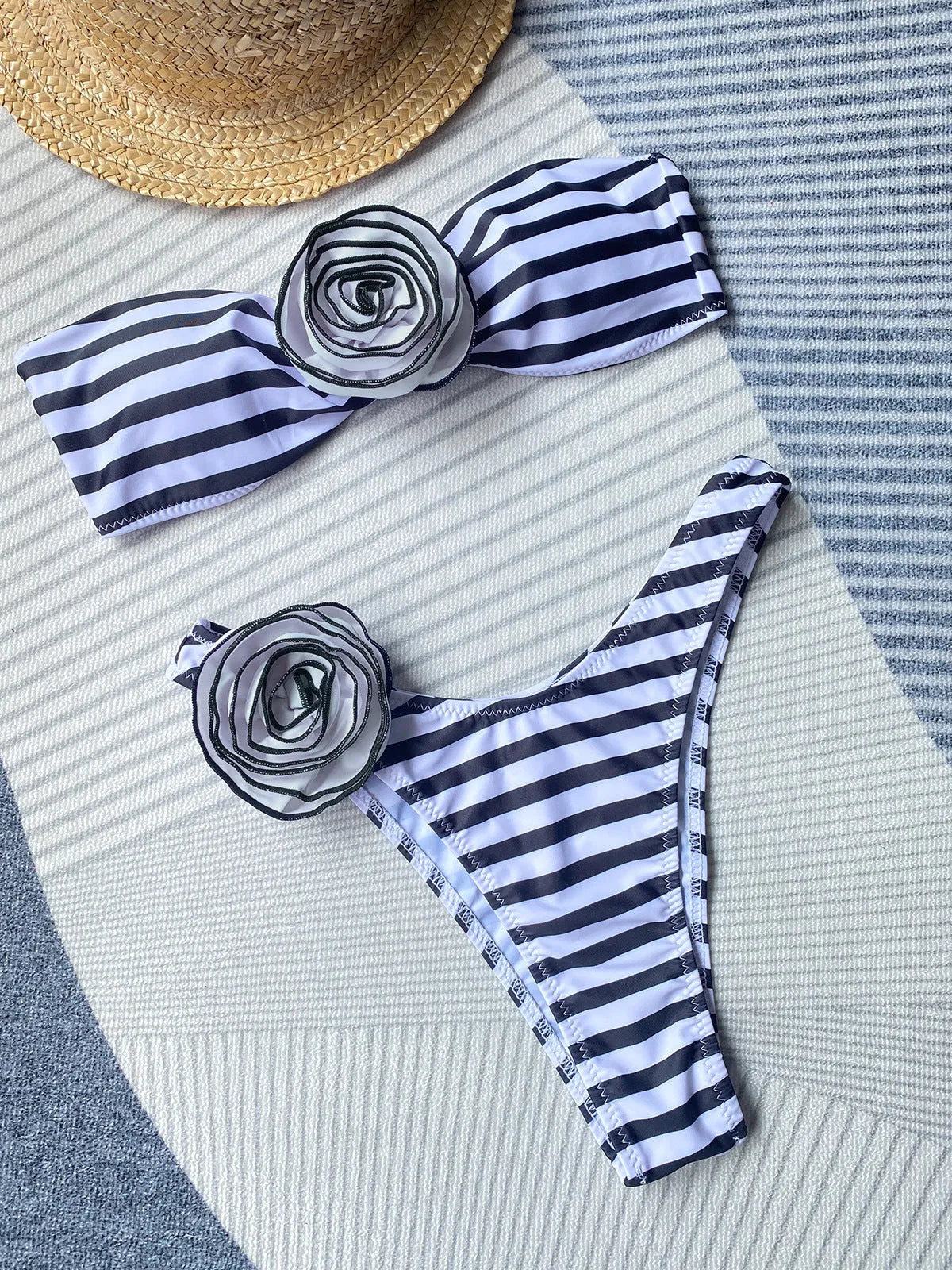 Split swimsuit bikini set with three-dimensional floral pattern and cross-back tube top design