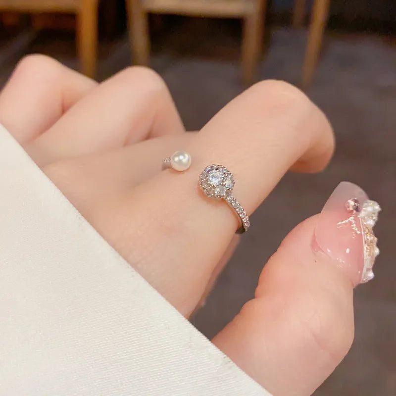 Open-end pearl ring with round zircon stones and thick gold plating in geometric shape design