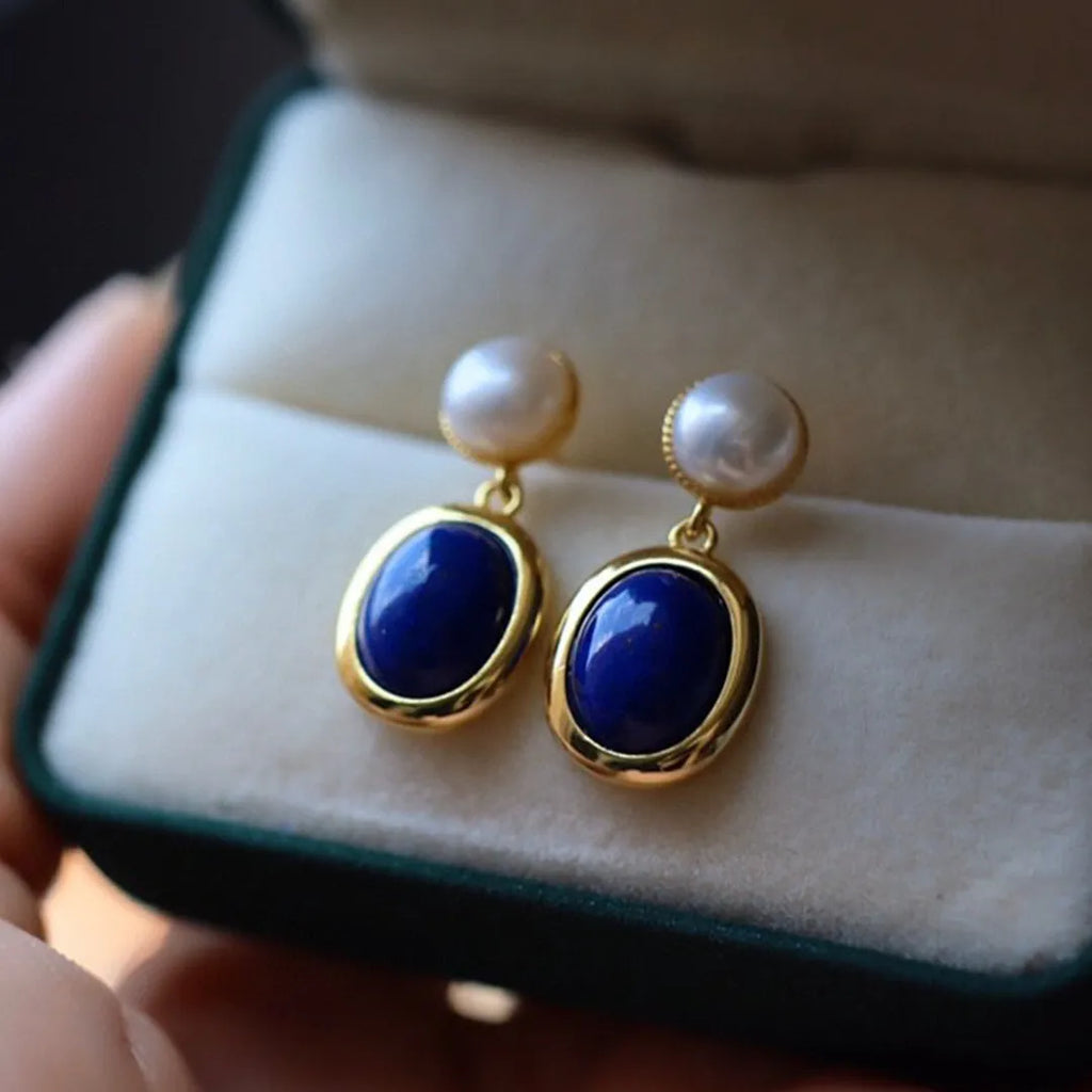 A pair of simple lapis lazuli pearl earrings with 925 silver settings and auspicious patterns.