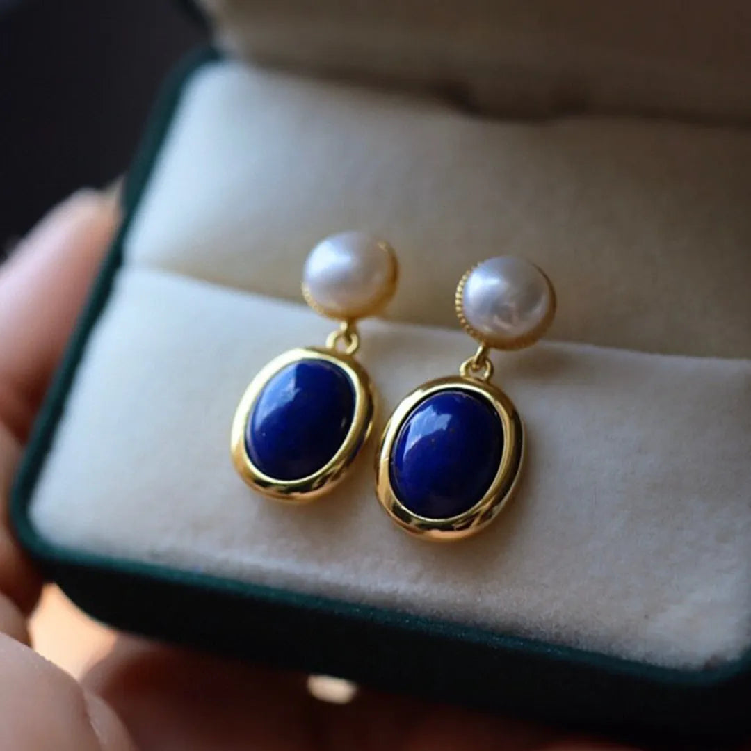 A pair of simple lapis lazuli pearl earrings with 925 silver settings and auspicious patterns.