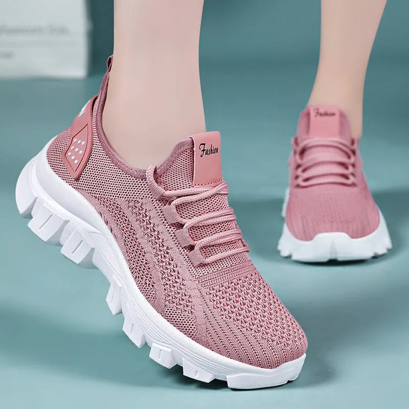 Men's white Flyknit and PVC sole tennis shoes with round toe and flat heel