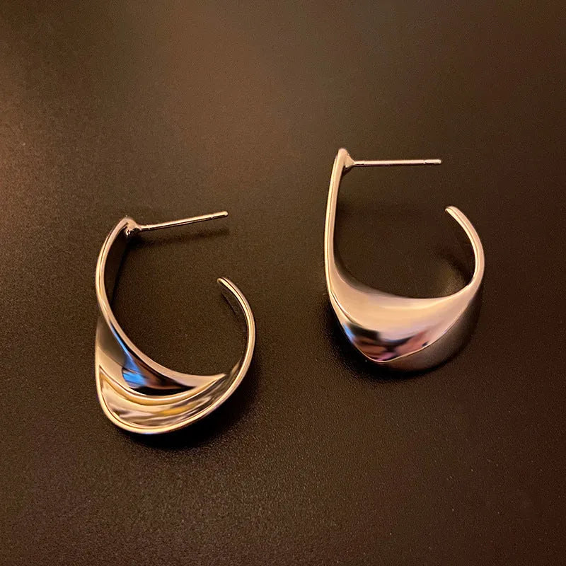 Geometric metal earrings with twisted design in gold or silver finish