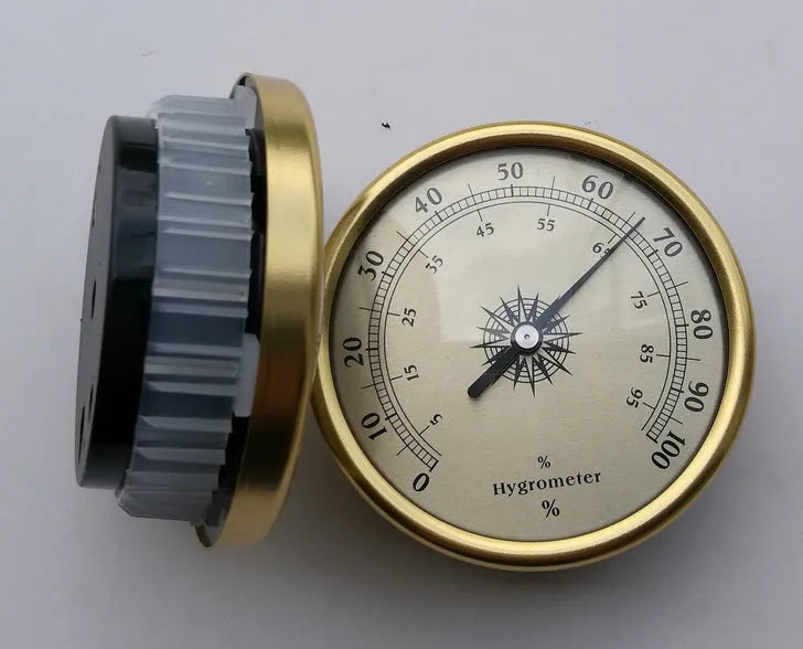 Aluminium analog thermometer and hygrometer with circular dial for humidity percentage reading