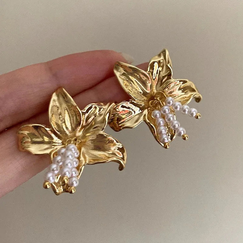 Gold H1795 metal flower earrings with exaggerated floral shape and niche style design for women