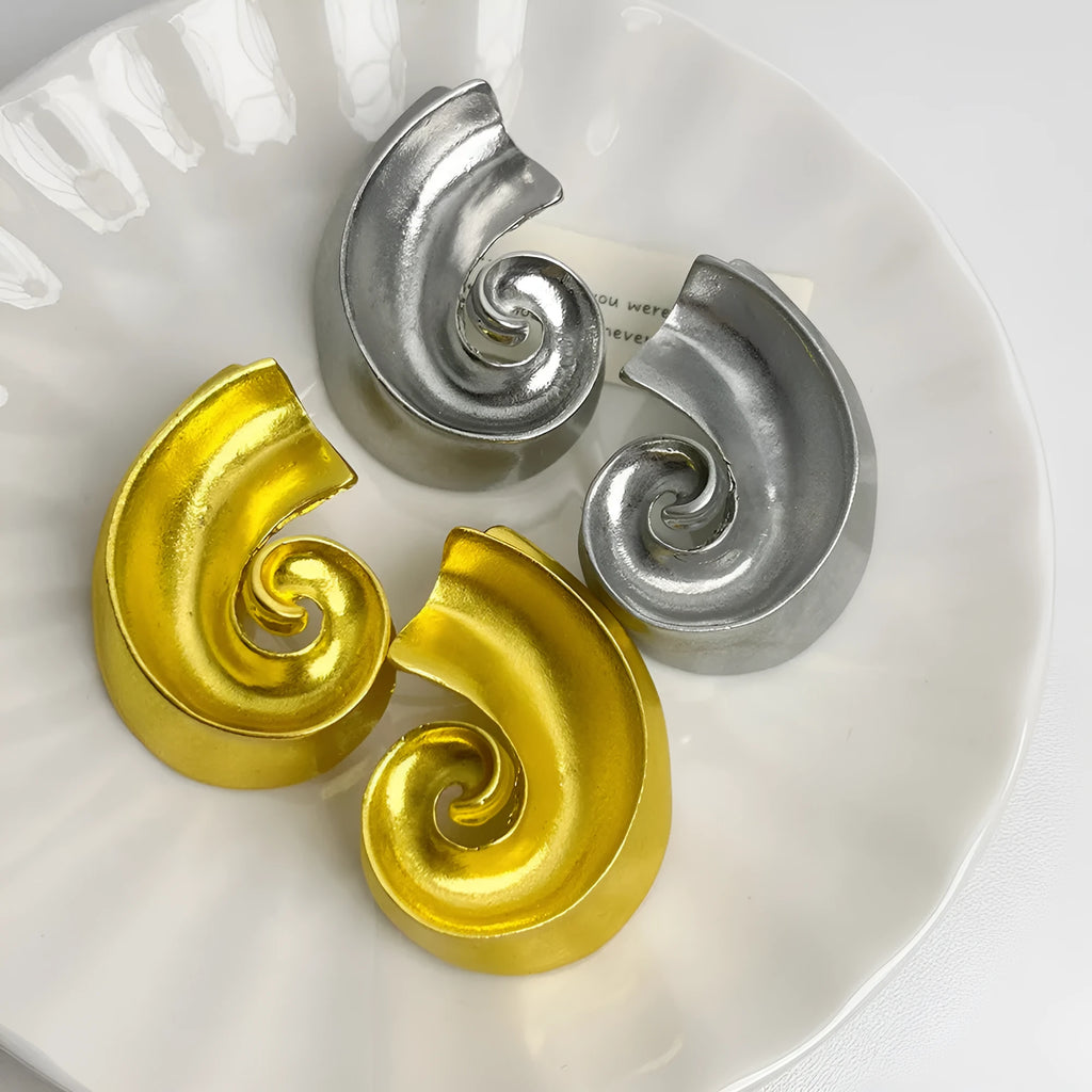 Geometric retro design ear studs with gold or silver finish, 5cm size
