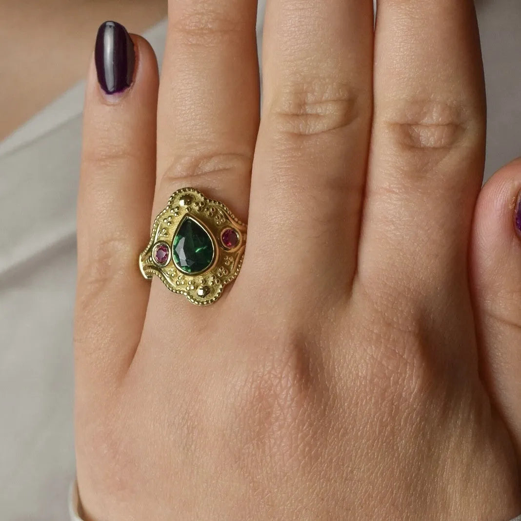 A gold-plated geometric ring for women in a golden Lvzuan colour on a hand.