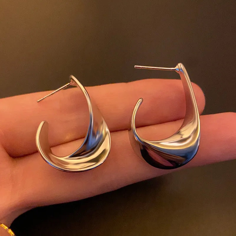 Geometric metal earrings with twisted design in gold or silver finish