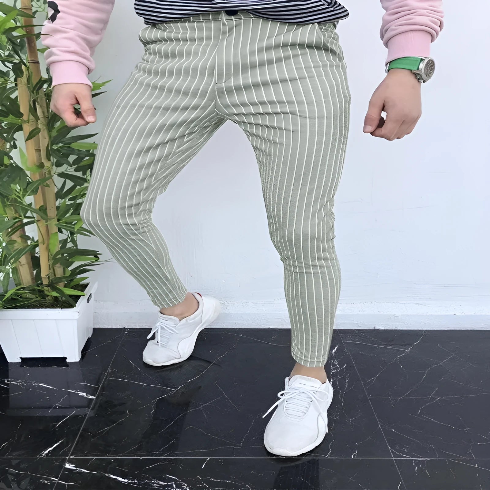 Men's slim-fit plaid casual trousers in striped design with straight leg cut