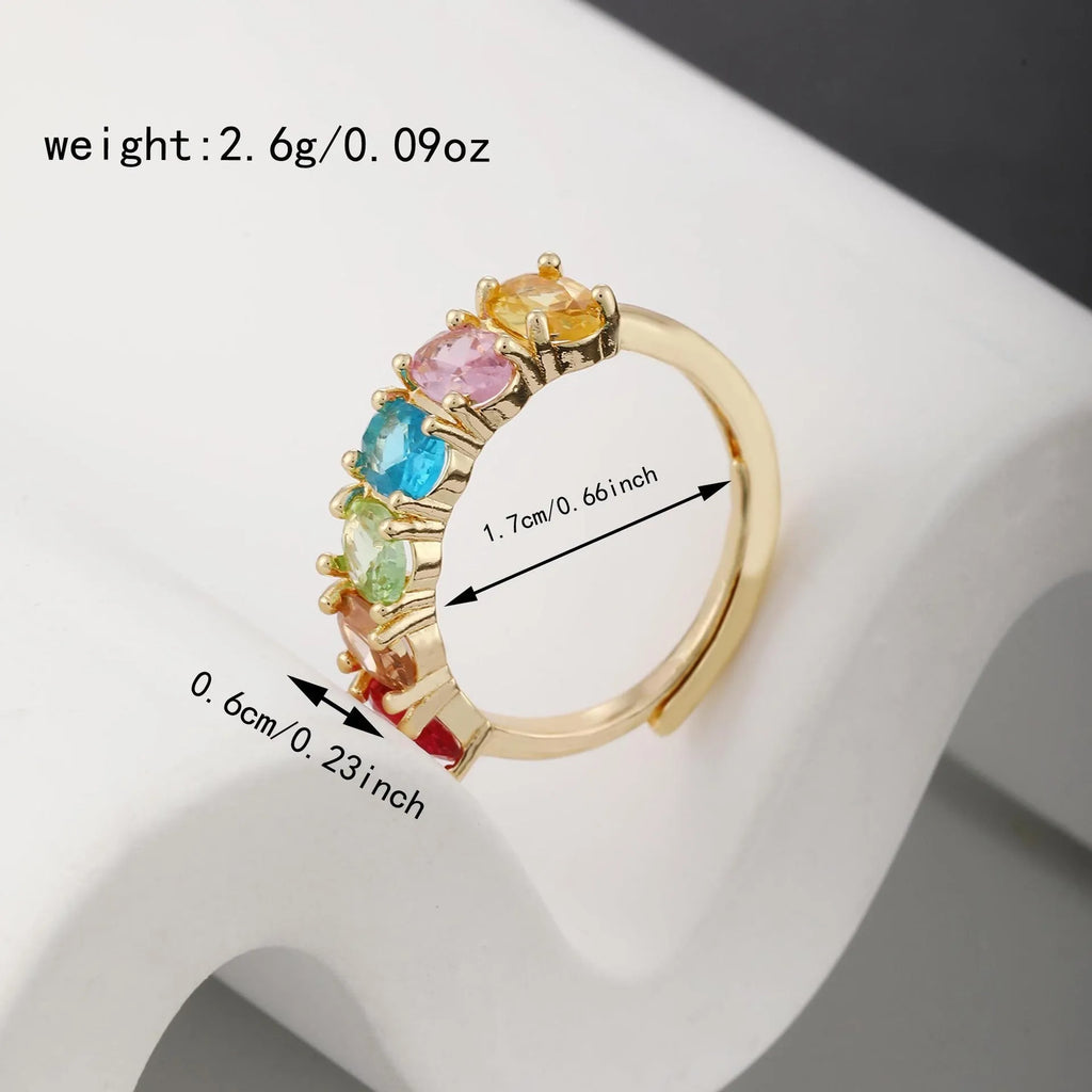 Women's gold-coloured adjustable zircon ring with simple retro design on finger