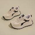 Women's low-top lace-up platform running shoe in card black with a rubber sole.