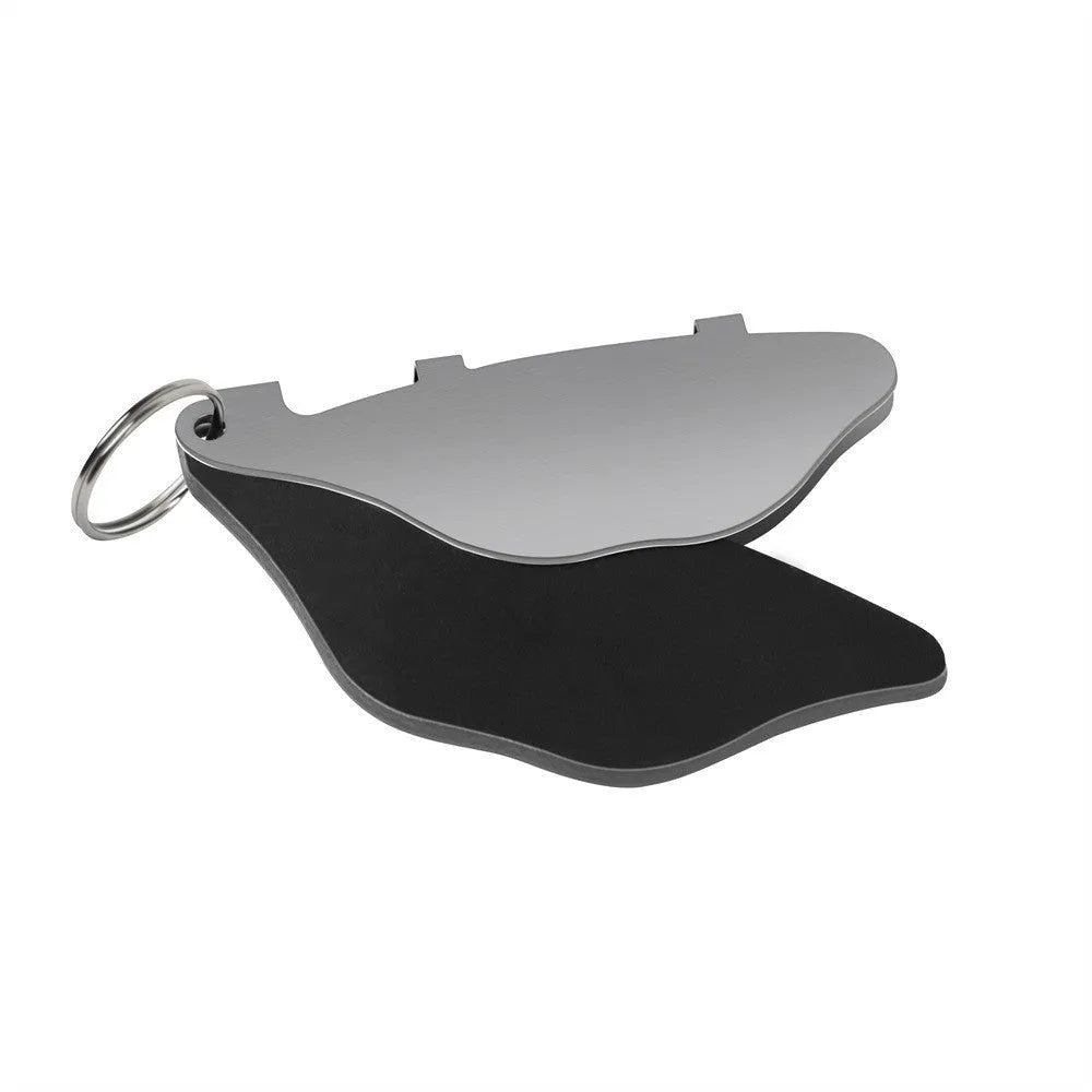 Mountain bike disc brake pads with scratch-resistant metal construction in black or orange colour