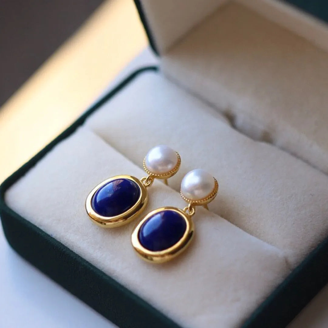 A pair of simple lapis lazuli pearl earrings with 925 silver settings and auspicious patterns.