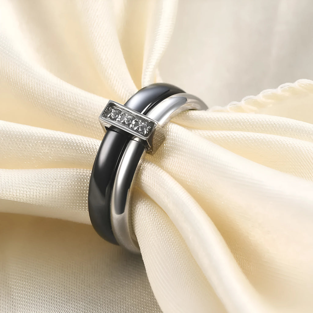 Ceramic ring with glossy stitching and zirconium detail in steel black or gold white finish