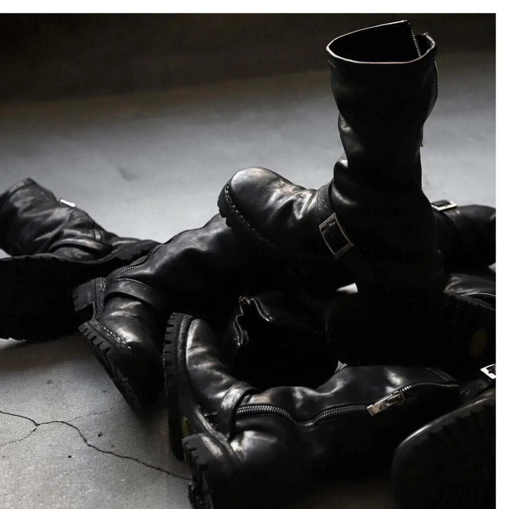 Men's dark retro Martin boots with side zipper and round toe in black and leather black.