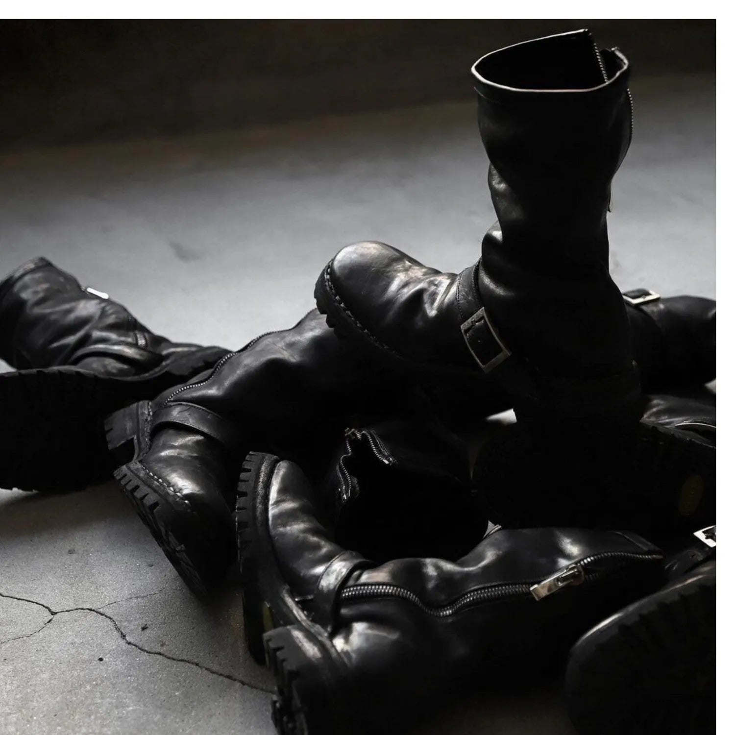 Men's dark retro Martin boots with side zipper and round toe in black and leather black.