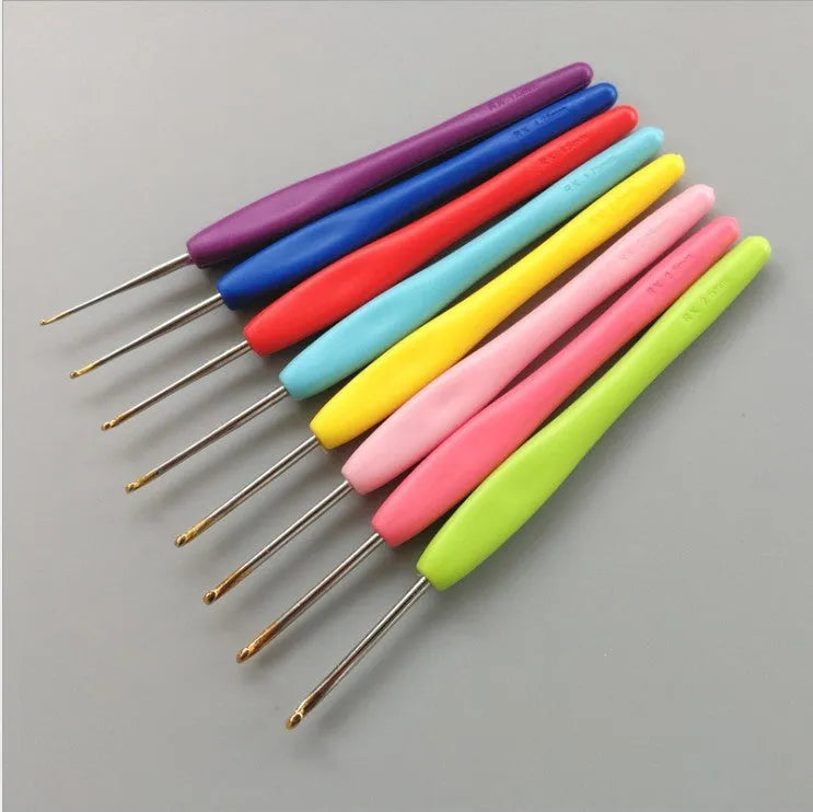 Complete set of 16 crochet hooks in various sizes with thick and thin handles in PU storage bag