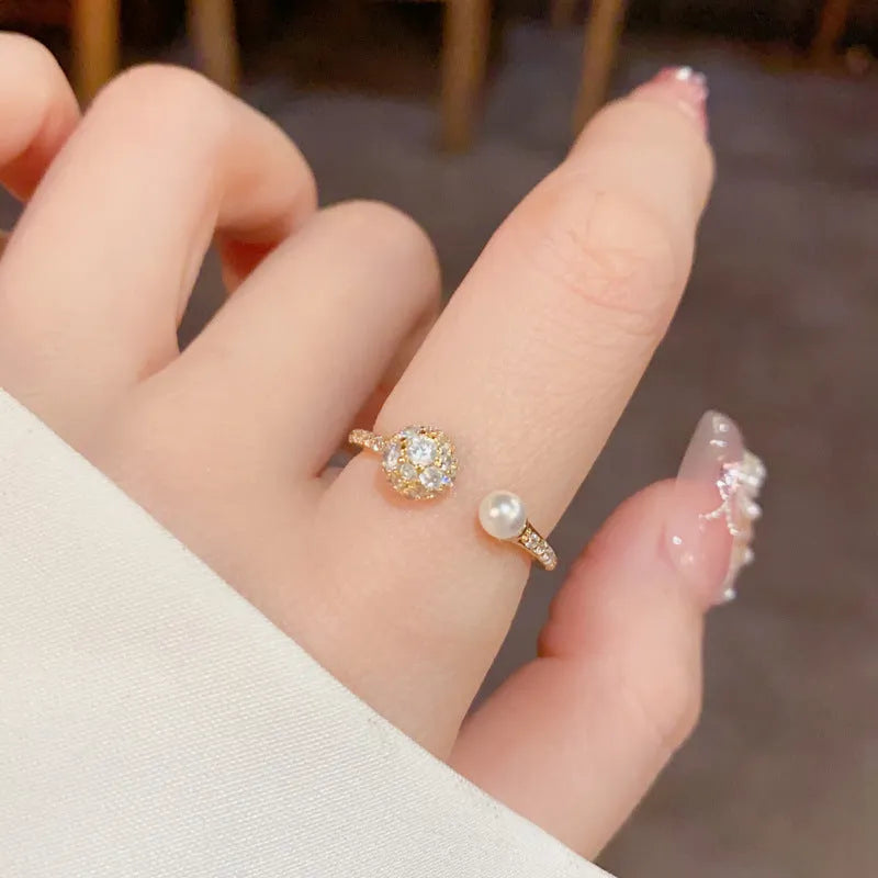 Open-end pearl ring with round zircon stones and thick gold plating in geometric shape design