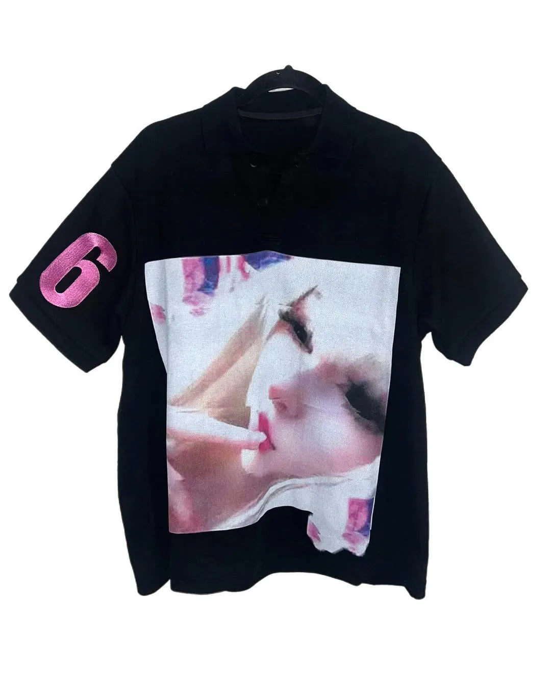 Short-sleeved printed polo shirt in polyester, shown in a straight medium-length fit.