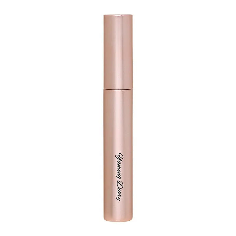 Long curling long-lasting mascara in black and brown colour options with applicator