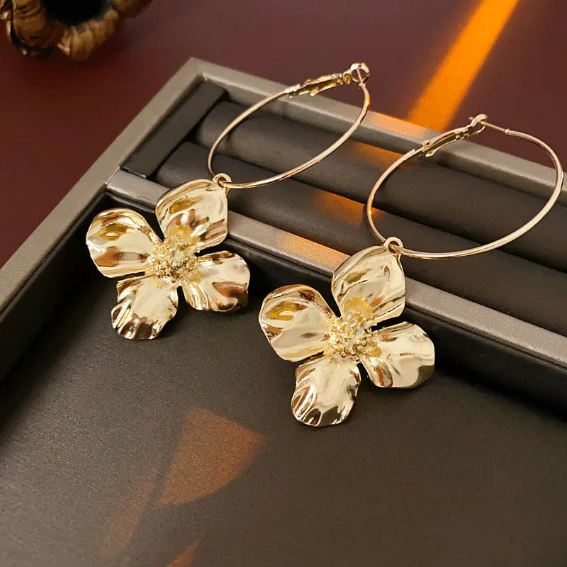 Women's geometric flower earrings in gold or silver electroplated metal with cold style design